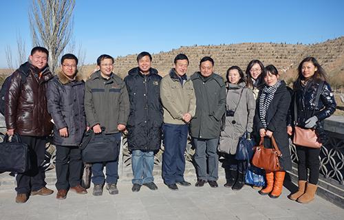 13阿拉善盟战略研究调研团队（2012.12.）.JPG